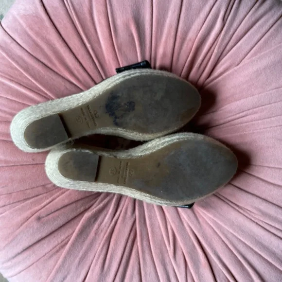 SALE!! ❤️ Valentino Black Patent Leather Bow Sandal with Wedge. Size 7 - Picture 10 of 13